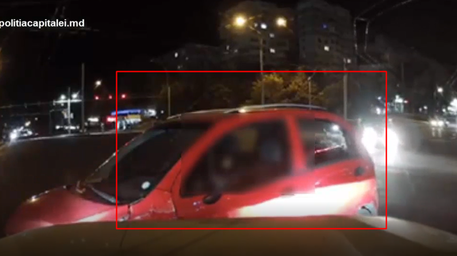 VIDEO Momentul producerii unui accident rutier din Capitală. Cine se afla la volanul mașinii