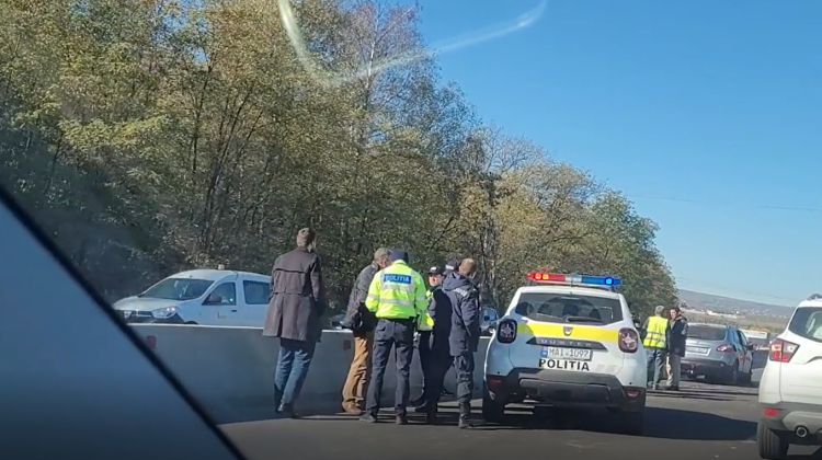VIDEO Accident grav la Trușeni! Un automobil a „zburat” în doi muncitori care reparau drumul