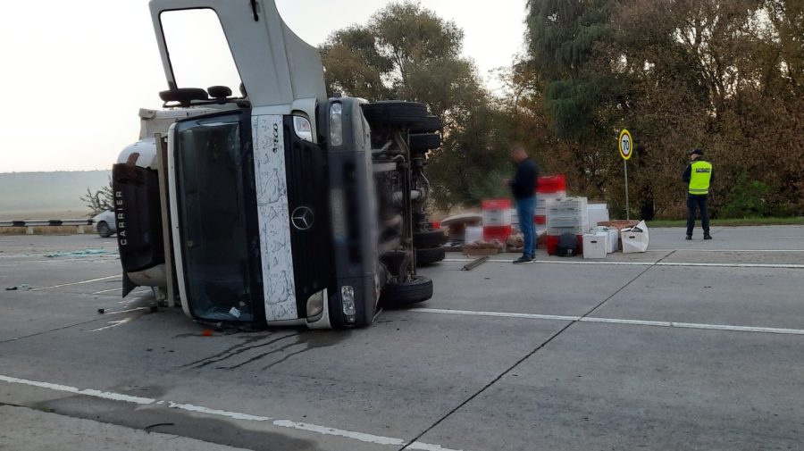 FOTO Ghinion pe traseul Chișinău – Cimișlia. Un camion s-a inversat, după ce o anvelopă s-a defectat