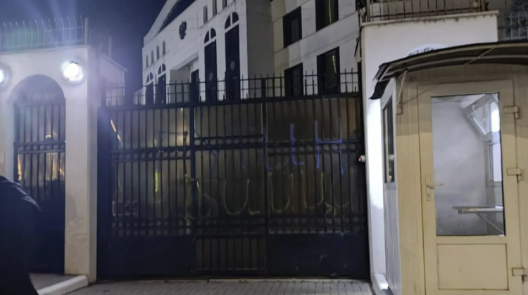 FOTO „Felicitare pentru Putin”. Ambasada Rusiei de la Chișinău a fost vandalizată noaptea trecută