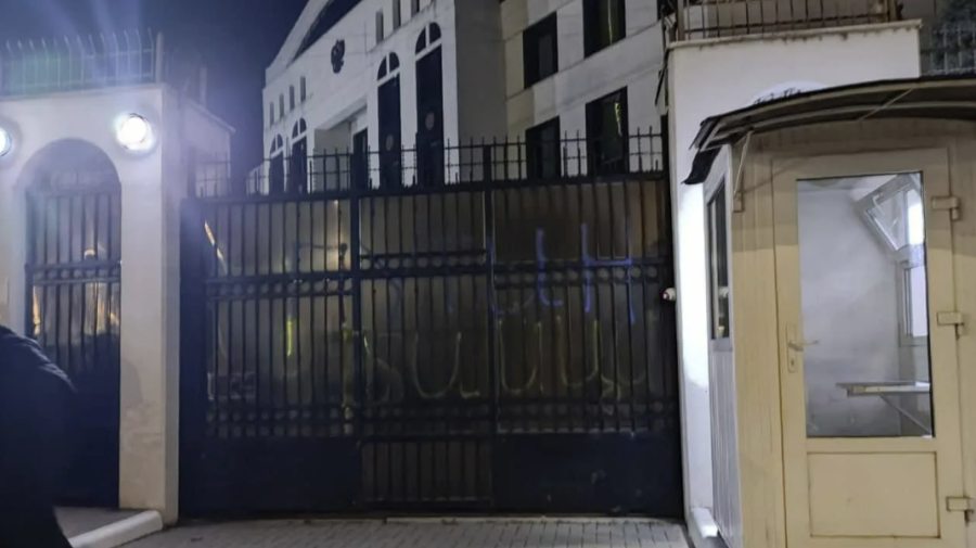 FOTO „Felicitare pentru Putin”. Ambasada Rusiei de la Chișinău a fost vandalizată noaptea trecută