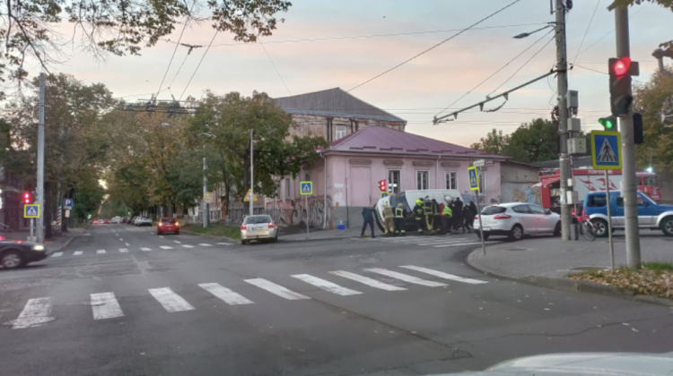 FOTO O ambulanță s-a răsturnat pe o stradă din Chișinău. Au intervenit și pompierii