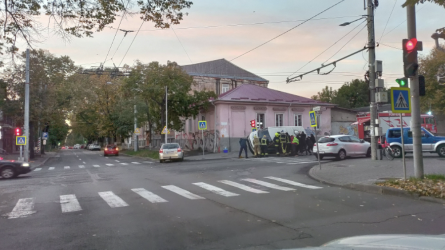 FOTO O ambulanță s-a răsturnat pe o stradă din Chișinău. Au intervenit și pompierii