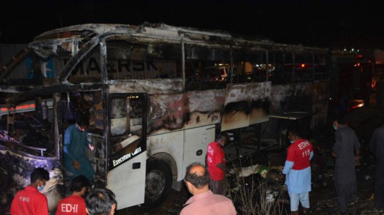Moartea le-a călcat pe urme! 18 oameni, dintre care 12 copii, arși de vii în autobuzul care i-a salvat de inundații