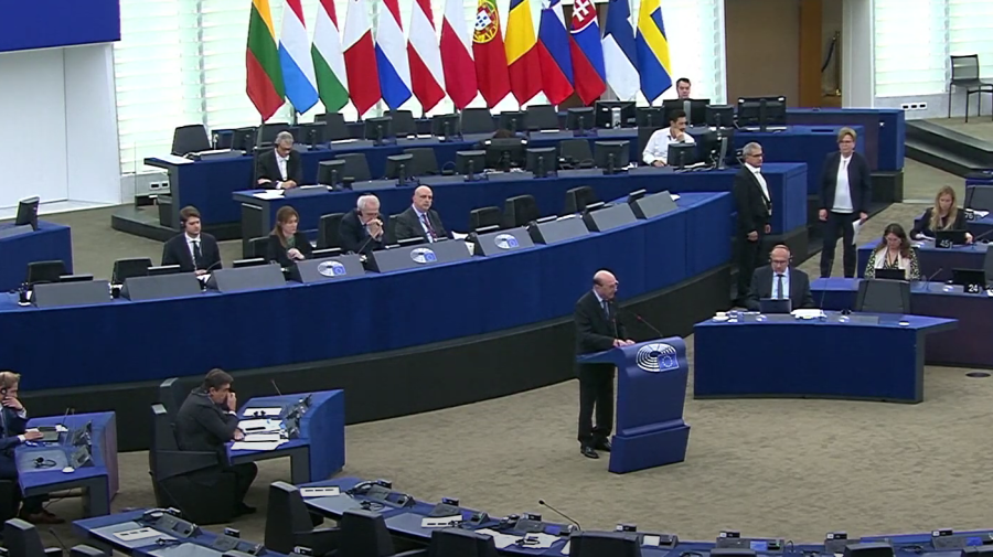 VIDEO Și la case mari așa ceva: Băsescu, cu microfonul oprit în Parlamentul UE. Numea liderii „vânduți” lui Putin