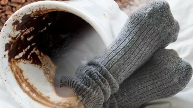 Ce se întâmplă dacă pui zaț de cafea într-o șosetă, pe timp de noapte. Trucul genial la care nu vei mai renunța