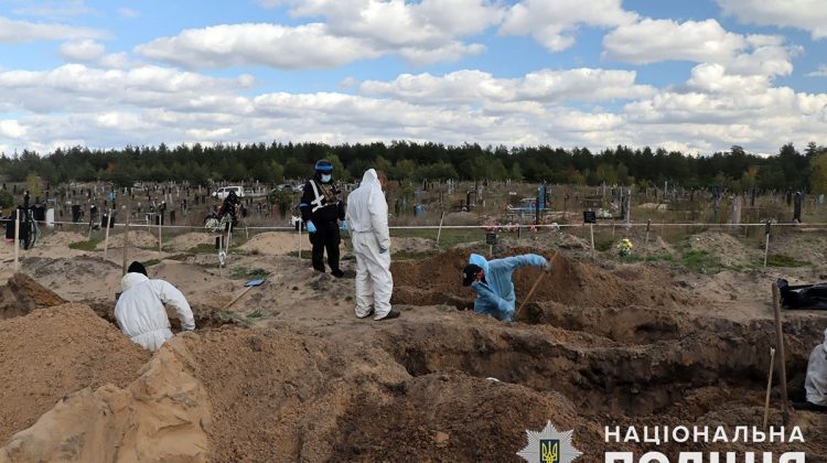 FOTO TERIFIANT! Cadavrele a cinci copii au fost exhumate dintr-o groapă comună din Donețk