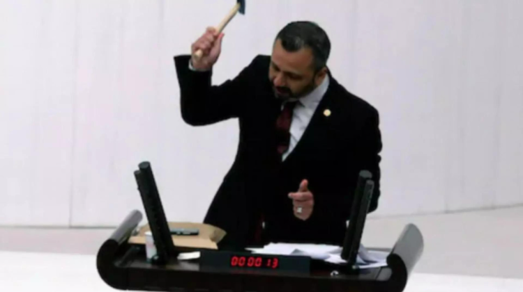 VIDEO Un deputat turc şi-a spart telefonul cu ciocanul în fața zeci de oameni! Era chiar la tribuna Parlamentului