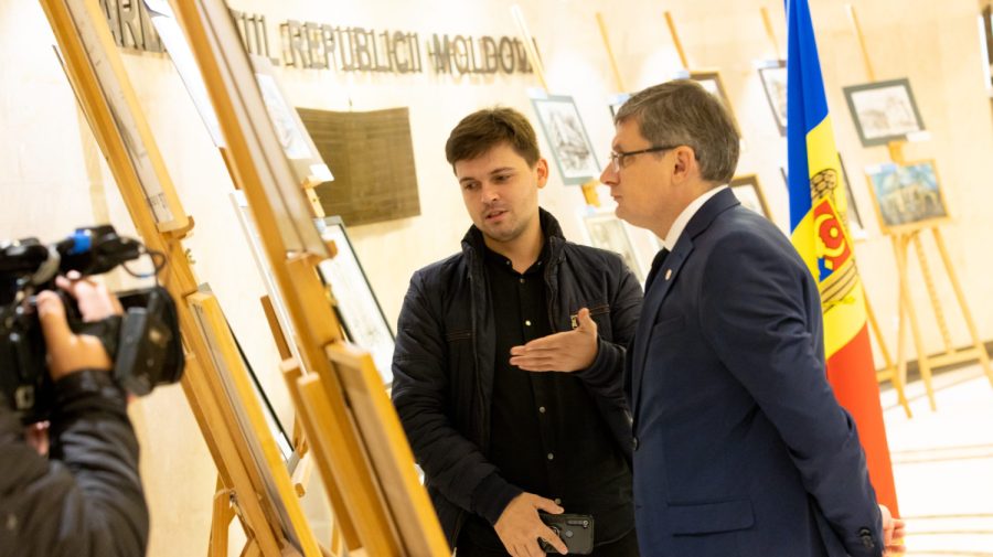 FOTO, VIDEO „Chișinăul de altădată”. O expoziție de pictură și grafică a studenților de la UTM, vernisată la Parlament