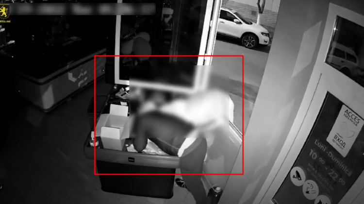 VIDEO Momentul în care trei tineri forțează geamul unui magazin și fură bani. Cine sunt