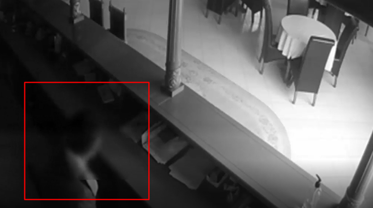 VIDEO Rușinos! Momentul în care un individ pătrunde în incinta hotelelor și fură bunuri materiale