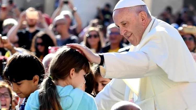 Papa îi îndeamnă pe copii să rostească Rozariul pentru pacea din Ucraina