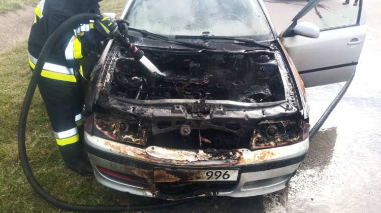 FOTO, VIDEO Un automobil a fost cuprins de flăcări, la Băcioi. Detalii de la IGSU