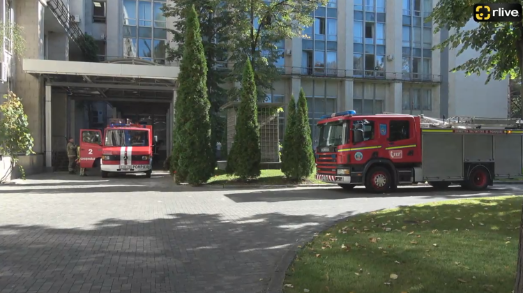 VIDEO Pompierii oferă noi detalii despre fumul toxic de la Guvern: 12 echipaje mobilizate și 200 de oameni evacuați. 