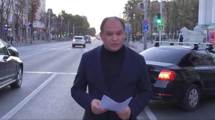 VIDEO Ion Ceban a blocat bd. Ștefan cel Mare cu mașinile Primăriei: Guvernul trișează în mod deliberat