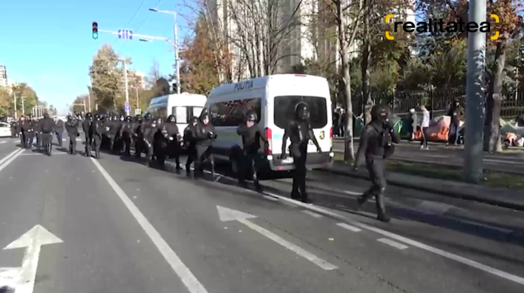 VIDEO Ca în filmele de acțiune! Zeci de mascați au împânzit centrul Capitalei. Protestatari: Filmați Poliția