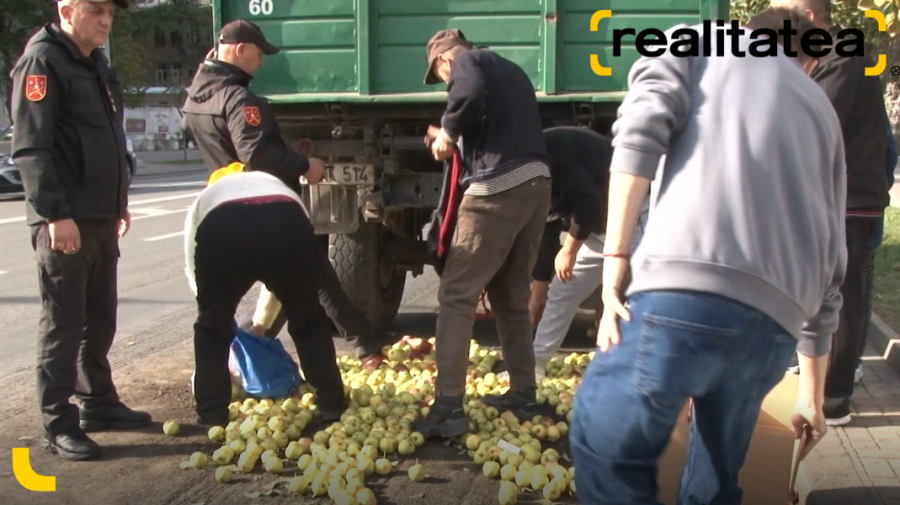 VIDEO Un camion cu mere – descărcat în fața Ministerului Agriculturii. Protestatarii au adunat fructele de pe asfalt
