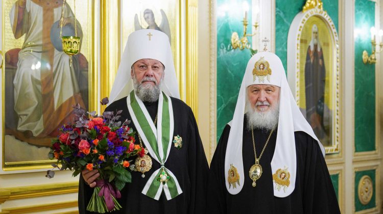 După ce s-a rugat pentru Putin, mitropolitul Moldovei a fost decorat de Kirill: „Una dintre cele mai înalte distincții”