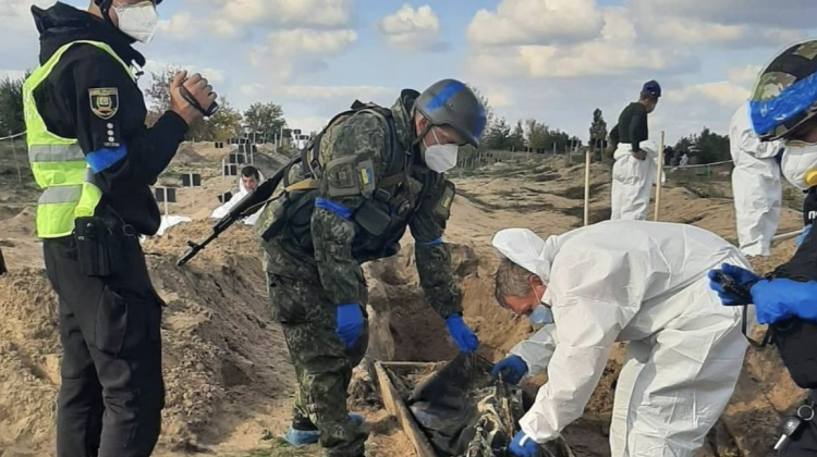FOTO Groapă comună și mai multe morminte au fost descoperite într-un oraș din estul Ucrainei