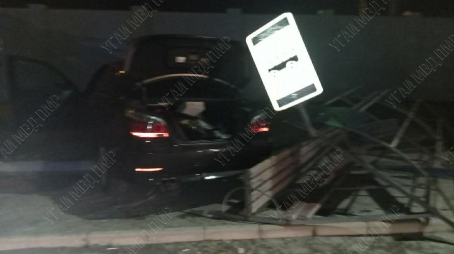 FOTO Un BMW a „zburat” într-o stație de așteptare! Cum s-a produs impactul