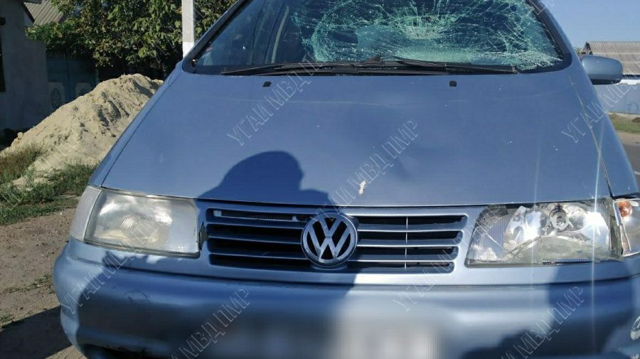 FOTO, VIDEO Ți se oprește inima! Momentul în care o femeie este luată pe capotă de un Volkswagen