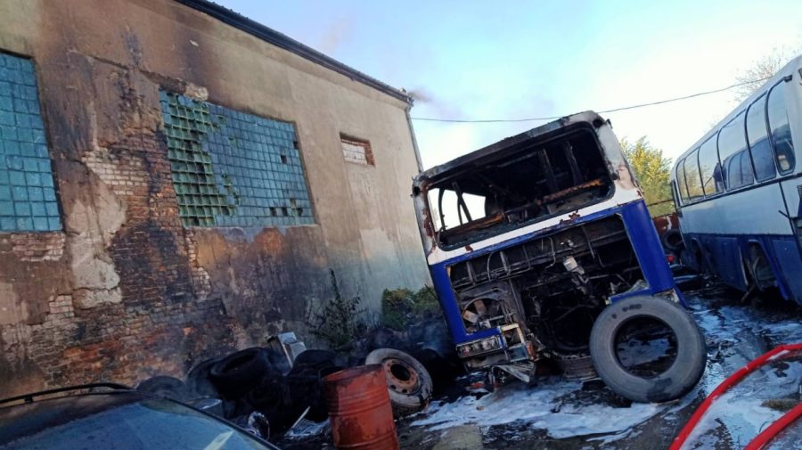FOTO Incendiu pe teritoriul unui atelier auto din Anenii Noi! Flăcările au cuprins și acoperișul