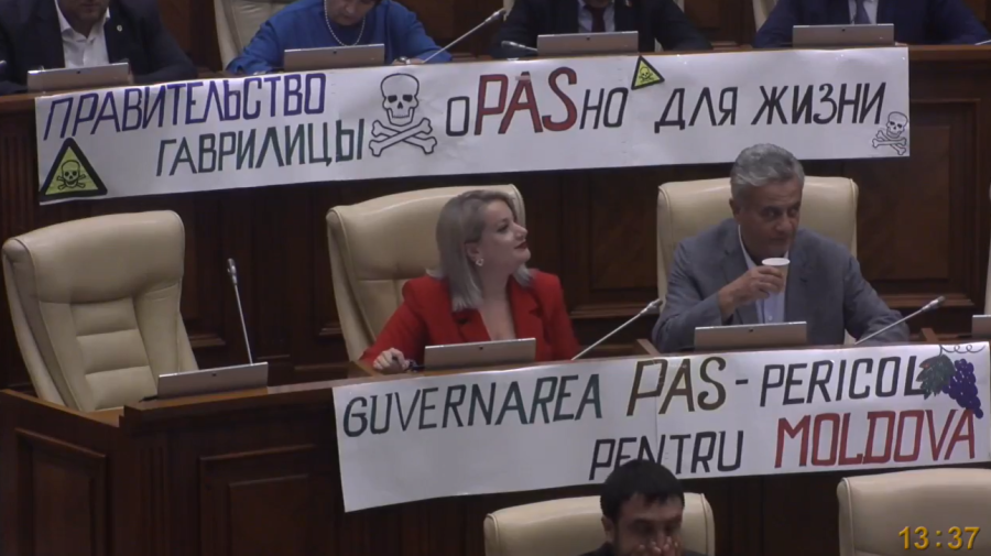 FOTO „Правительство Гаврилица oPASнo для жизни”, așa a întâmpinat-o BCS pe Gavrilița în Parlament