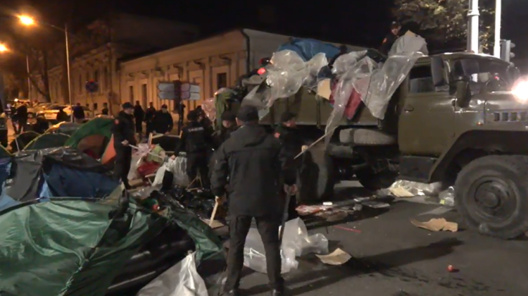 VIDEO Corturile protestatarilor organizați de ȘOR, evacuate cu tot cu lucruri în ele din Centru. Explicația poliției