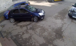 VIDEO „Feriți-vă de ea”. Reacția unei șoferițe după ce se izbește cu mașina de un alt vehicul, parcat în curte