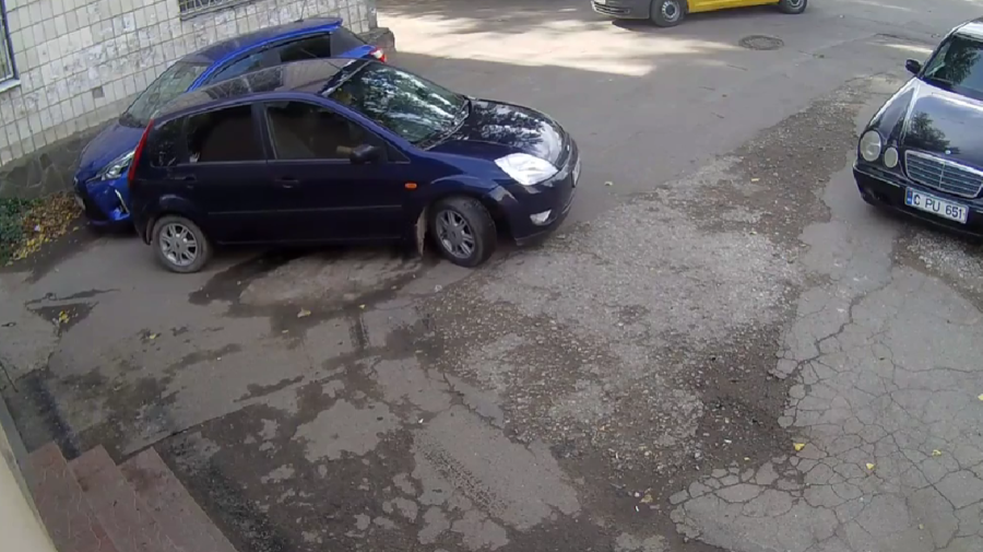 VIDEO „Feriți-vă de ea”. Reacția unei șoferițe după ce se izbește cu mașina de un alt vehicul, parcat în curte