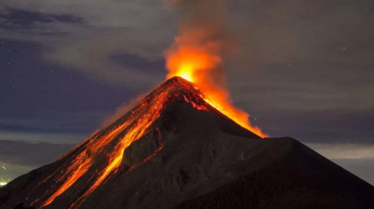 VIDEO Erupția vulcanului Stromboli din Italia a adunat sute de vizitatori