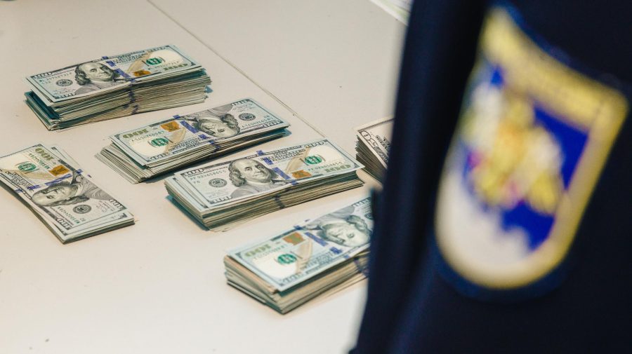FOTO Bani, monede și lingouri din aur – depistate pe Aeroport. Cine a încercat să le scoată din țară