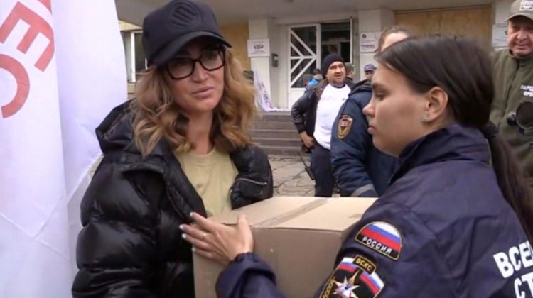 VIDEO Buzova, cu ajutor umanitar în Donețk. Cu machiaj și coafură, a ridicat cutii și a împărțit autografe în pauze