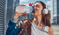 Iată 9 trucuri pentru a te asigura că bei apă suficientă