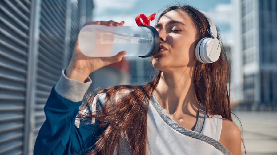 Iată 9 trucuri pentru a te asigura că bei apă suficientă