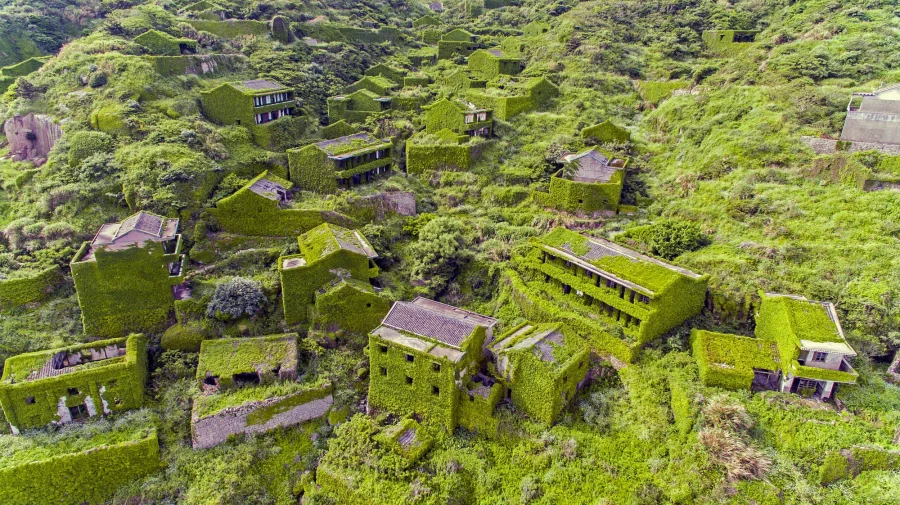 VIDEO Un sat fantomă din China înghițit de natură, transformat în punct de atracție turistică
