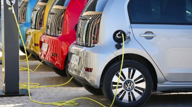 Mașinile electrice falimentează moldovenii! Electricitatea a trecut de 10 lei kW/h la stațiile publice de încărcare