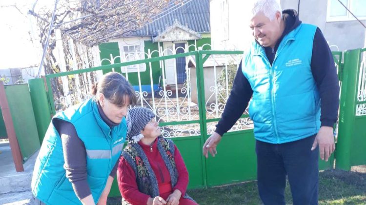 FOTO O familie de lucrători sociali ajută bătrânii de la Racovăț