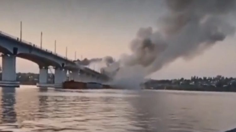 VIDEO Retragerea din Herson: Podul peste Nipru – căzut, iar steagul ucrainean – arborat. Peskov: Orașul rămâne rusesc