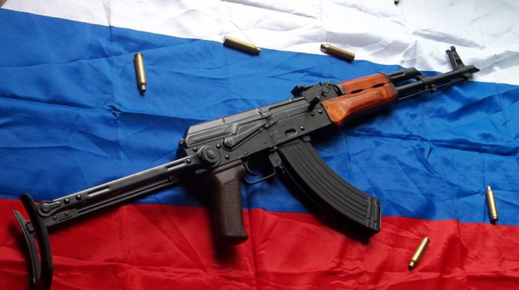 VIDEO Un glonț pentru Fecioara Maria și altul pentru Sfântul Nicolae: Cum se încarcă un AK-47 în stil „ortodox”