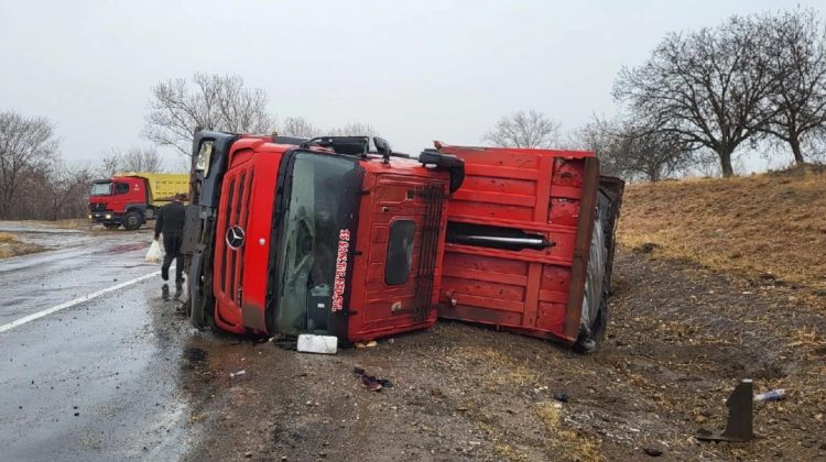 FOTO Accident la Taraclia! Un camion s-a răsturnat în apropierea satului Albota