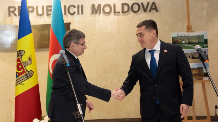 FOTO Consolidarea relațiilor moldo-azere: În Parlament a fost inaugurată o expoziție dedicată orașului Șușa