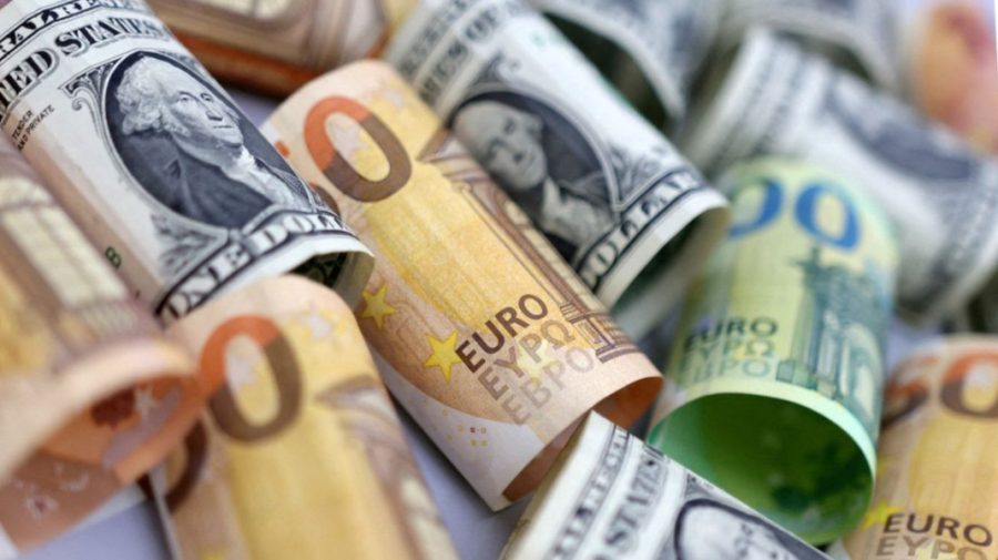 CURS VALUTAR 22 noiembrie: După ce și-a luat avânt, euro scade din nou. Ce se întâmplă cu dolarul