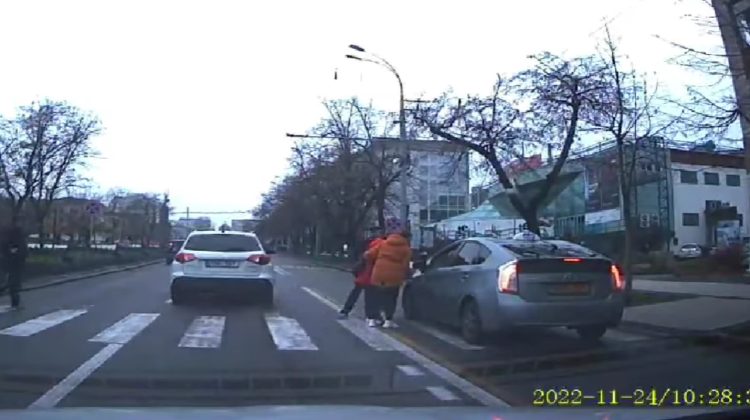 VIDEO Momentul în care un pieton este tamponat în centrul Capitalei. Reacția șoferului te lasă fără cuvinte