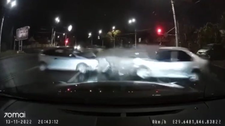 VIDEO Impact violent la Tiraspol! Momentul în care un șofer „zboară” într-o mașină care așteaptă la semafor