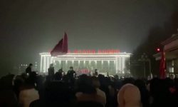 Chinezii, în stradă după blocaje anti-COVID și un incendiu devastator: „Ridicați-vă, cei care refuză să fie sclavi!”