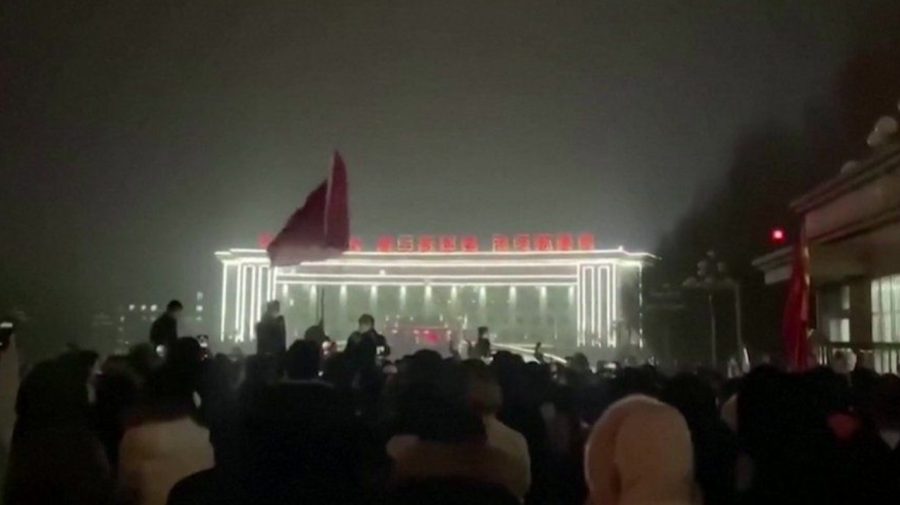 Chinezii, în stradă după blocaje anti-COVID și un incendiu devastator: „Ridicați-vă, cei care refuză să fie sclavi!”