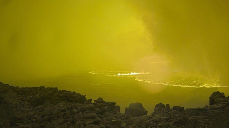 VIDEO Râuri de lavă curg pe versanți! Imagini spectaculoase cu vulcanul Mauna Loa, trezit după 38 de ani