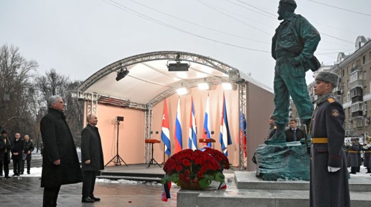 FOTO Revoluționarul Fidel Castro, omagiat la Moscova. Putin i-a dezvelit statuia, alături de președintele cubanez