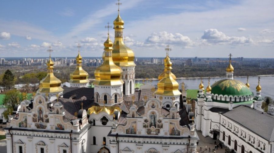 FOTO Slujitorii mănăstirii Lavra Pecerska, luați pe sus de SBU. Ce căutau serviciile de securitate ucrainene